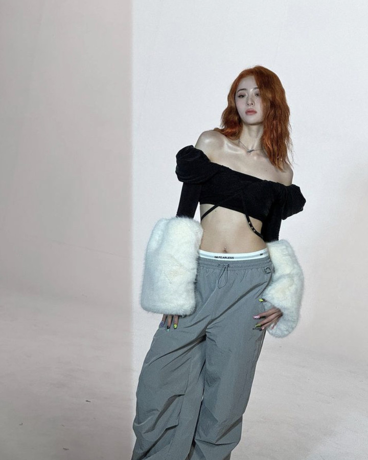 Le Sserafim S Yunjin Shows Off Toned Physique In Crop Top