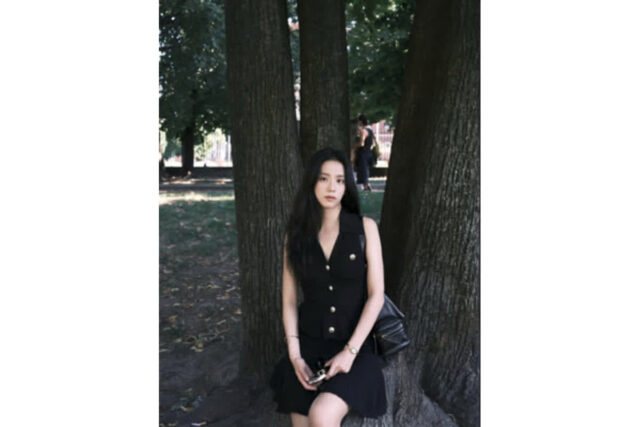 BLACKPINKジス、ミラノでゴールドボタンのブラックドレスを披露…控えめなエレガンスが話題に