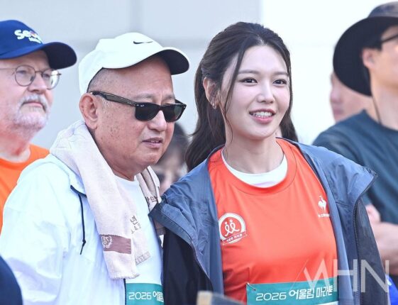 [포토] '실명퇴치운동본부 홍보대사' 수영, 아버지와 시각장애인과 함께하는 마라톤 참석