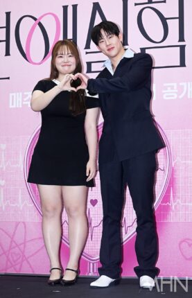 [포토] 찰스엔터-주헌 '과몰입♥리액션'