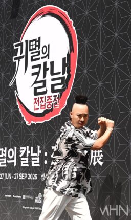[포토] 유희관 '공 대신 칼날 휘두르기'