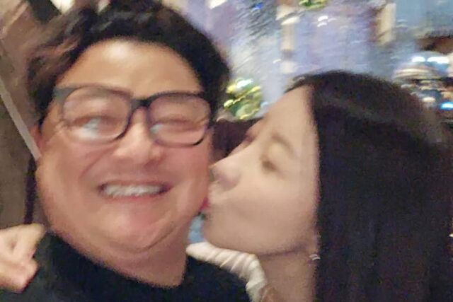 体外受精で妊活中と明かしたタレント夫婦、1周年デートで見せた“頬キス写真”に祝福の声