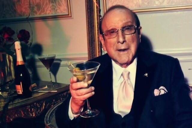 ホイットニー・ヒューストンを発掘した“音楽界の巨人”が94歳で死去…死因は明かされず
