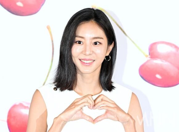 [포토] 유이 '체리처럼 상큼한 하트'