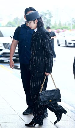 [포토] NCT 드림 런쥔 '화려한 패션에 시선집중'