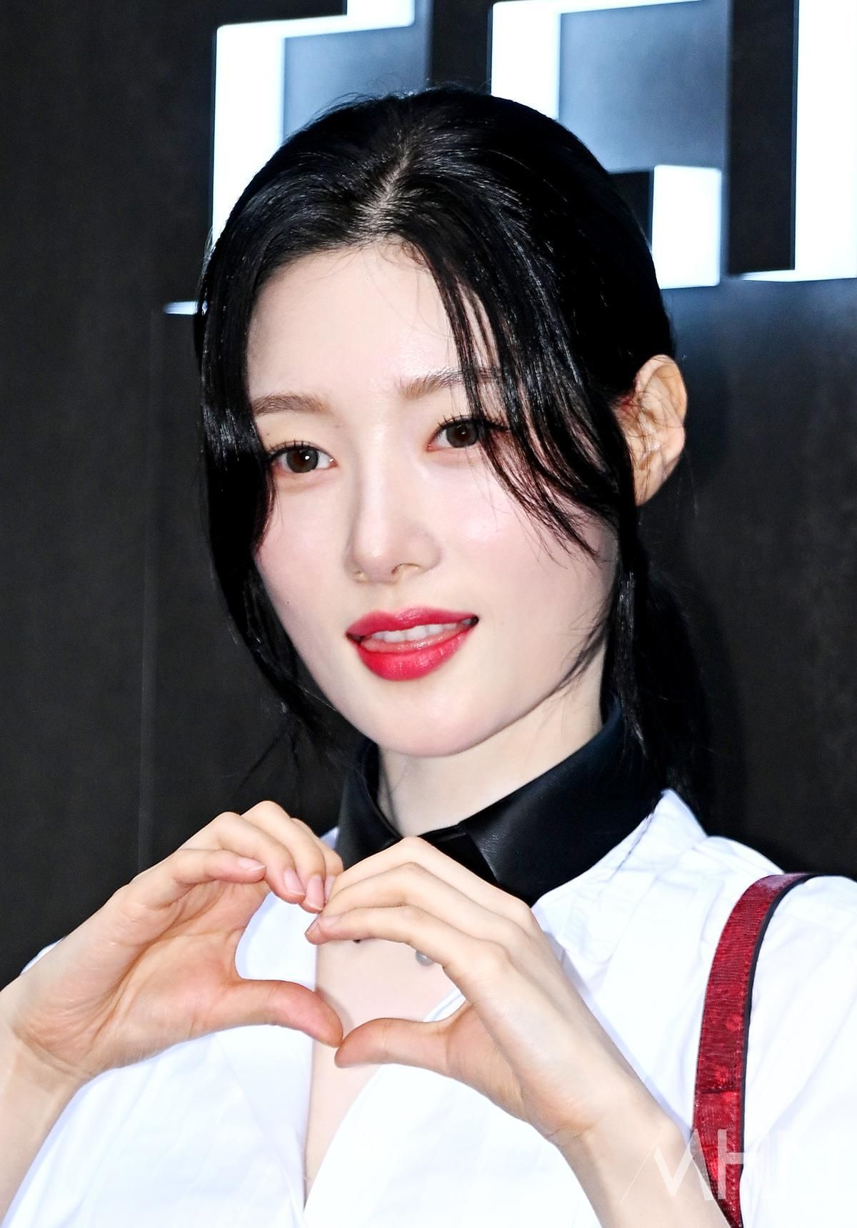[포토] 정채연 ’매혹 하트’
