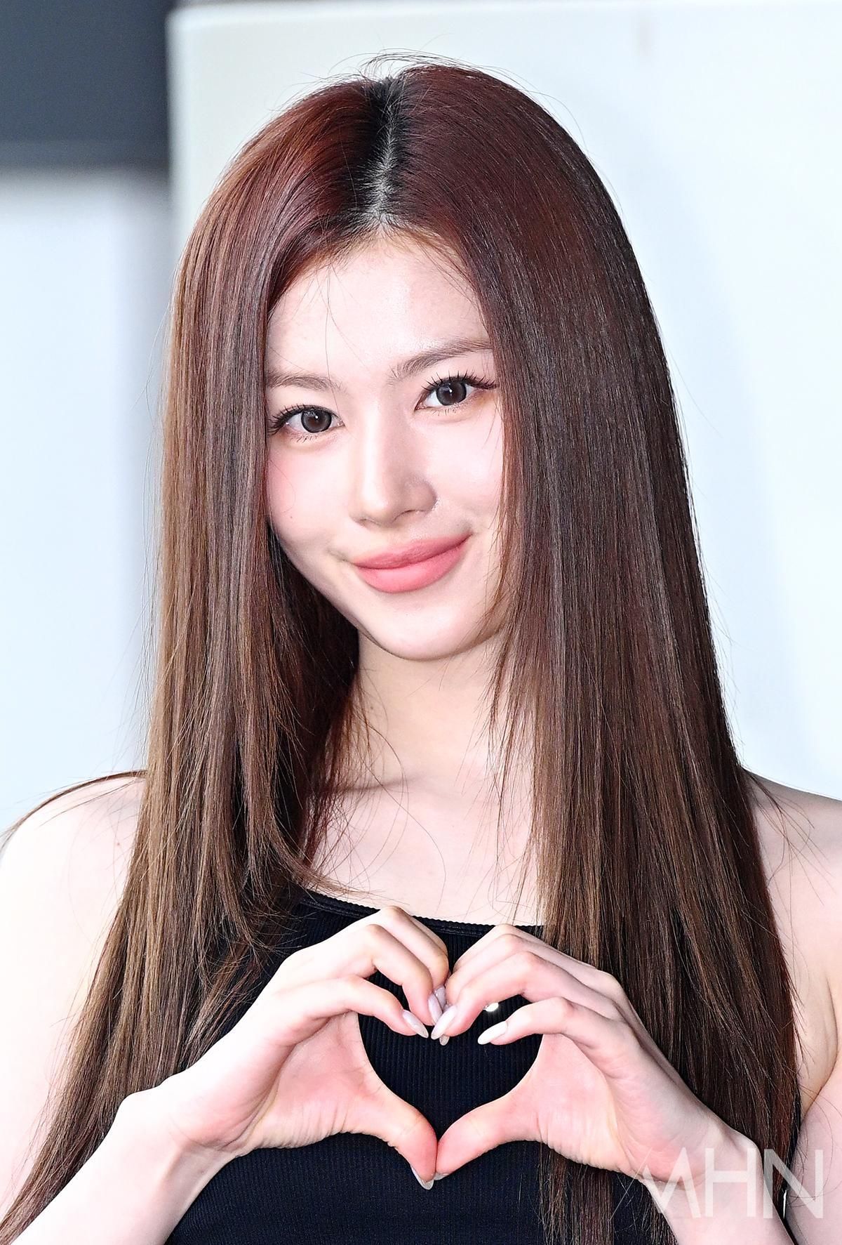 [포토] 트와이스 사나 ’하트를 샤샤샤’