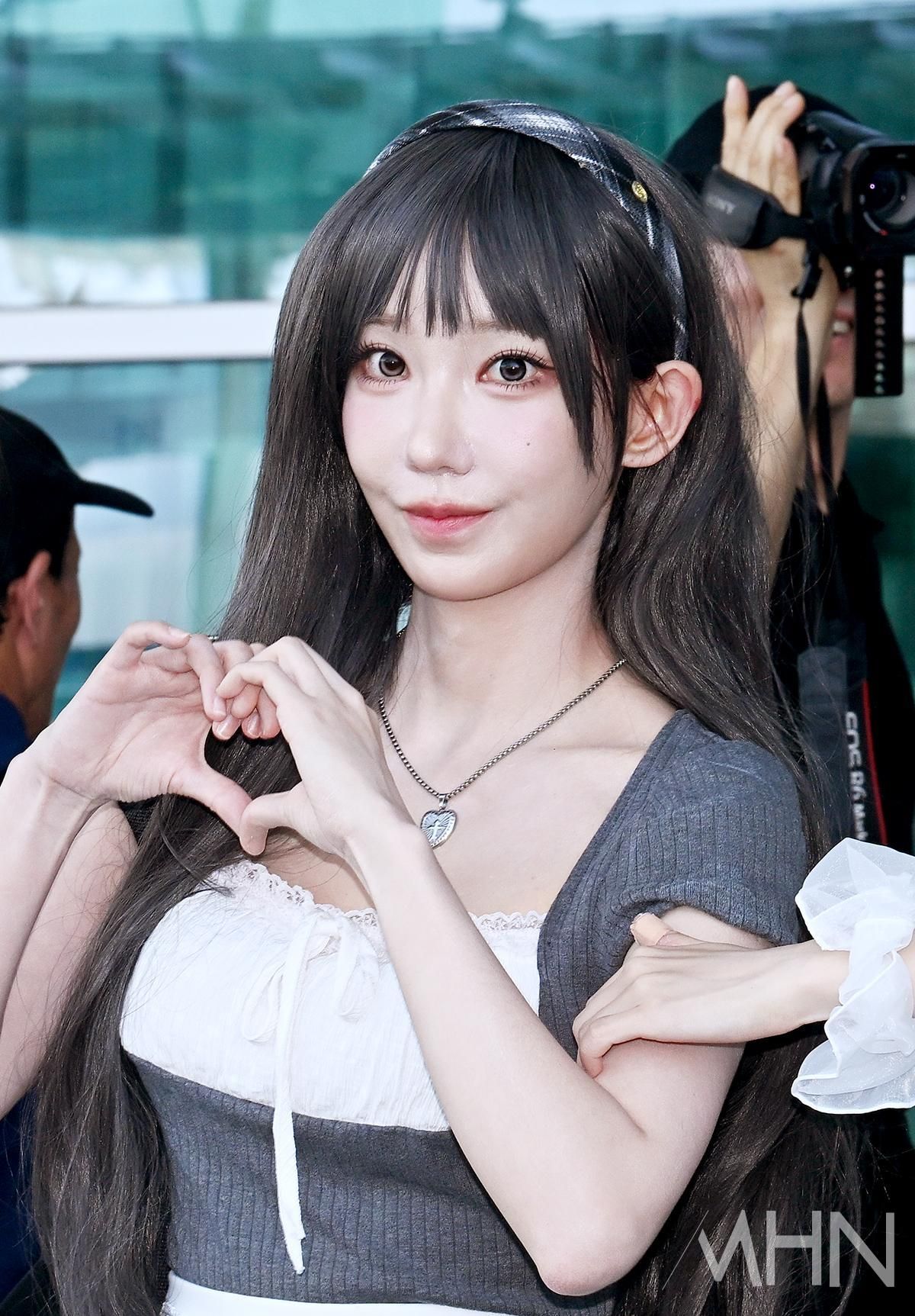 [포토] QWER 마젠타 ’출국길 하트’