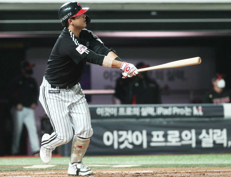 프로야구 LG 김민성이 역전 스리런 홈런으로 요키시에게 KO 펀치를 날렸다. [연합뉴스 자료사진]