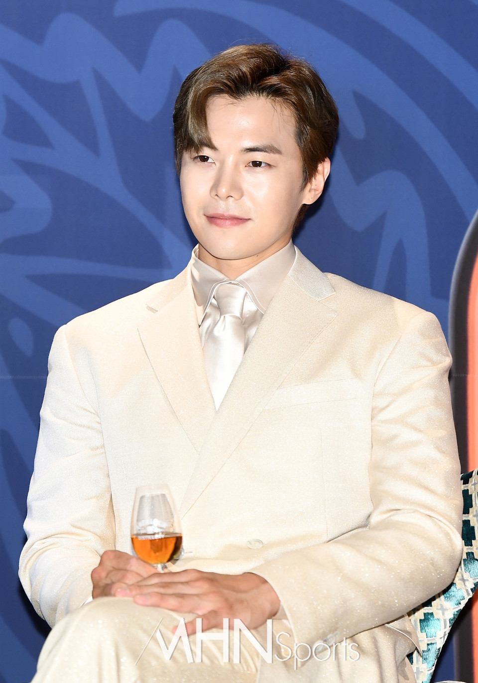 박은석 럭셔리 로건리 포스[포토] < 포토뉴스 < 연예일반 < 연예... MHN / 엠에이치앤 박은석 럭셔리 로건리 포스[포토] - MHN / 엠에이치앤