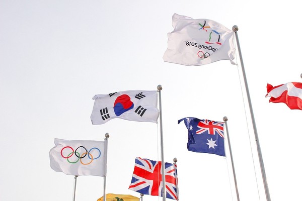 사진=픽사베이, 평창올림픽 당시 태극기를 비롯한 각국의 국기들과 올림픽 정신을 상징하는 오륜기.