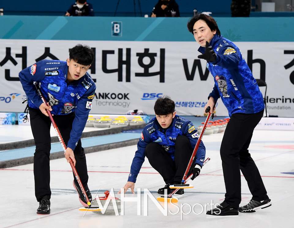 강원도청 컬링팀 하우스로 전진[포토] < 포토뉴스 < 스포츠종합 < 스포츠 < 기사본문 - MHN / 엠에이치앤 강원도청 컬링팀 하우스로 전진... 