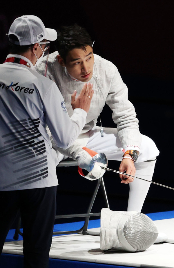 2020도쿄올림픽 사브르 남자 개인전 경기 도중 휴식을 취하고 있는 김정환 선수