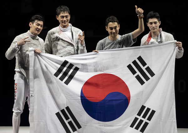 단체전에서 금메달을 차지한 사브르 남자대표팀 선수단. 좌측부터 구본길(32), 오상욱(25), 김정환(38), 김준호(27)