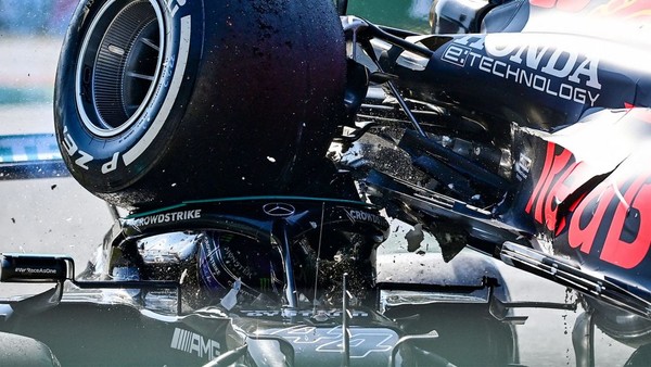 사진= 해밀턴의 운전석까지 넘어간 페르스타펜의 차량 뒷바퀴, F1 공식 사이트 
