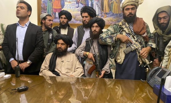 사진= 지난 달 15일 아프간 대통령궁을 장악한 이슬람 무장조직 탈레반, 연합뉴스