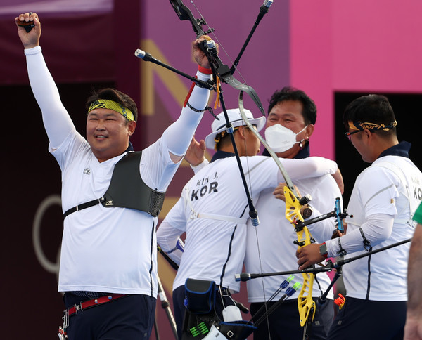 사진= 지난 도쿄올림픽에서 단체전 금메달을 이룩한 남자 양궁 대표팀, 연합뉴스