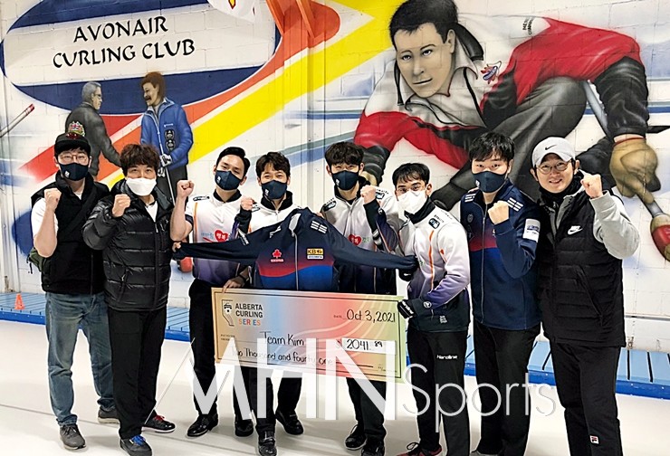 캐나다 전지훈련에서 두 번째 대회만에 컨디션을 회복한 경북체육회 선수들이 윤소민 코치(왼쪽에서 두 번째)등 선수단과 기쁨을 나누고 있다. [사진=대한컬링연맹 제공]