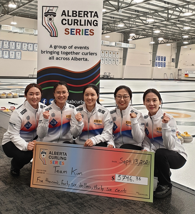 컬링 여자4인조 국가대표팀인 강릉시청 ‘팀 킴’이 1차 전지훈련에서 시즌 첫 대회인 앨버타 컬링시리즈 새빌 슛아웃(Alberta Curling Series : Saville Shoot-Out)에서 7전 전승으로 우승을 차지하고 기념 촬영을 하고 있다. [사진=대한컬링연맹 제공]