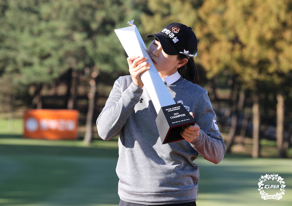 우승 트로피에 입을 맞추는 이정민. [KLPGA 제공]