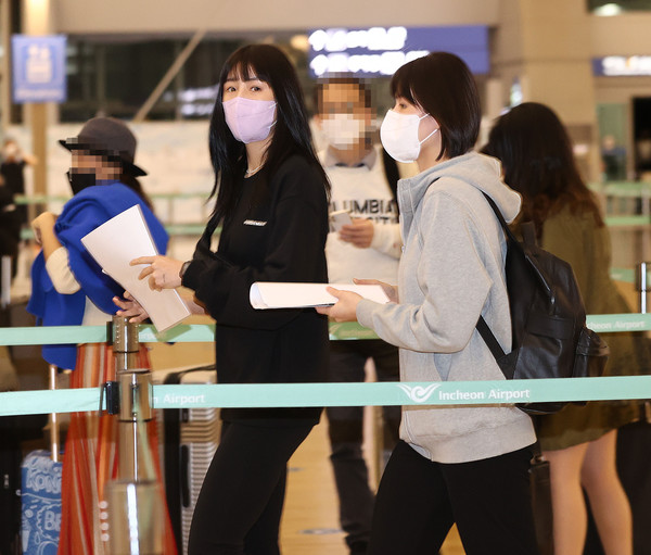 사진= 인천국제공항을 통해 출국하는 이다영(좌)-이재영 자매, 연합뉴스