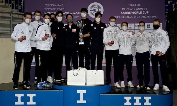 사진= 사브르 월드컵에서 우승을 차지한 한국 남자 대표팀(가운데), 국제펜싱연맹 공식 트위터