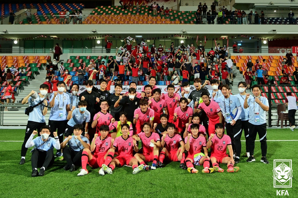 지난해 10월 31일(현지시간) 싱가포르에서 열린 2022 아시아축구연맹(AFC) U-23 아시안컵 예선 가포르와 경기에서 5-1로 승리를 거둔 한국 선수들이 기념촬영을 하던 모습. [대한축구협회 제공]