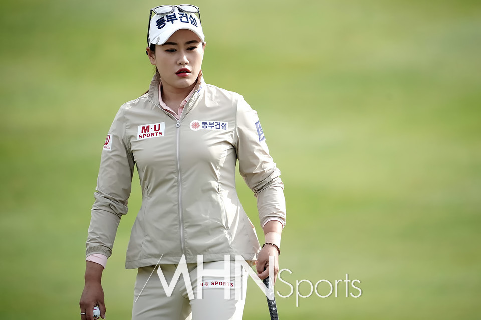 솔짱 지한솔 퍼트 라인 꼼꼼이 파악한다[포토] < 포토뉴스 < 골프뉴스 < 스포츠뉴스 < 기사본문 - MHNsports / MHN스포츠 솔짱 지한솔 퍼트... 