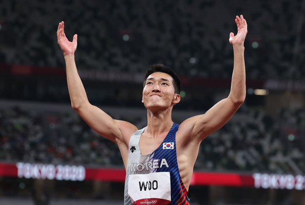 우상혁이 2022 육상 남자 높이뛰기 실외경기에서 단독으로 세계랭킹 1위에 올랐다, 연합뉴스