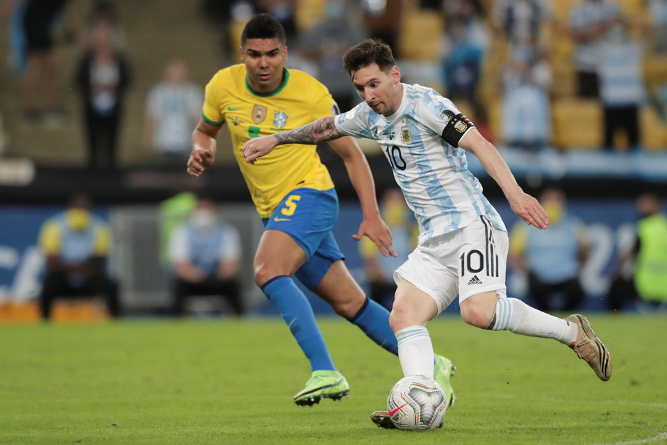 브라질과의 2021 코파 아메리카 결승에서 아르헨티나 메시(오른쪽)가 드리블하는 모습. [EPA=연합뉴스]