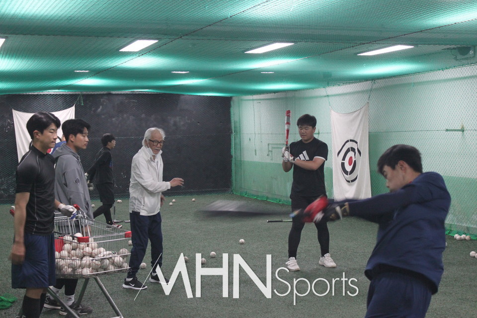 서울 은평구 모처에서 훈련 중인 U-16 은평 베이스볼 클럽 선수단. 안계장 감독이 선수들을 향하여 중요한 포인트를 지도하고 있다. 사진ⓒ김현희 기자