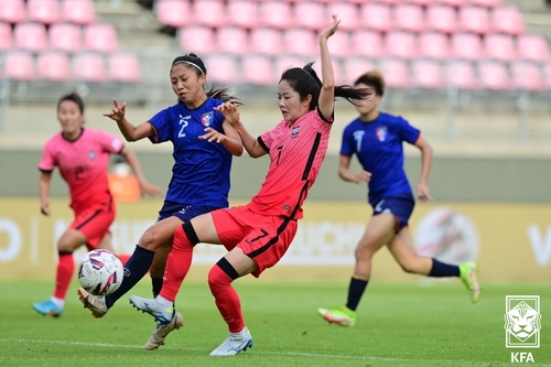 한국 여자축구의 첫 득점 상황에서 이민아(7번)가 대만 수비수(2번)와 볼을 경합하고 있다.  [대한축구협회 제공]
