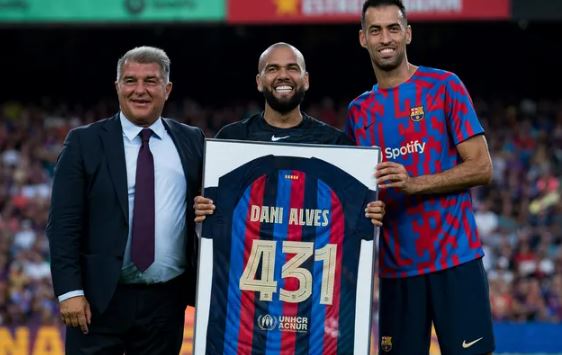 사진=FC바르셀로나 공식 홈페이지, 유니폼을 든 다니 알베스