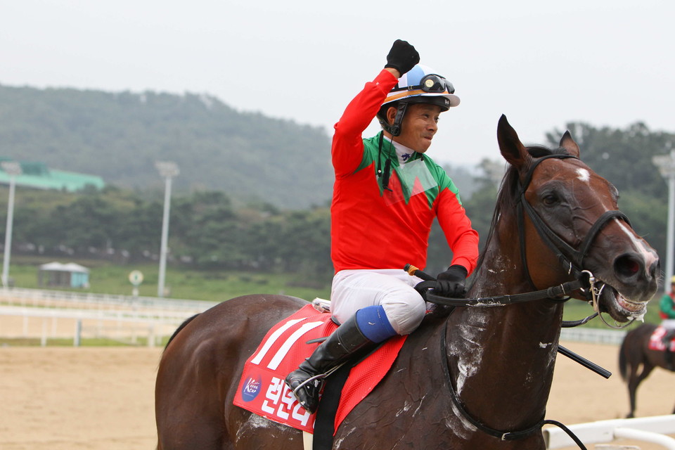 지난 2017년 코리아컵에서 우승한 이와타 야스나리 기수와 경주마 '런던타운', 한국마사회