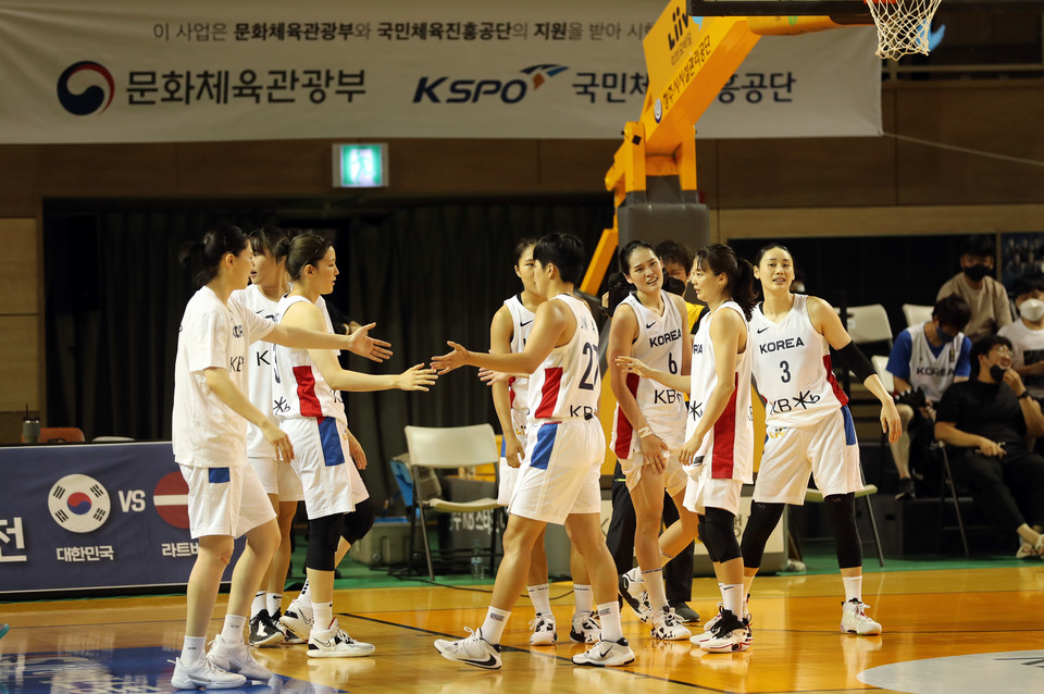 지난 19일 충북 청주체육관에서 열린 라트비아와의 친선전에서 승리한 뒤 기뻐하는 대한민국 여자농구대표팀 선수들 사진=연합뉴스