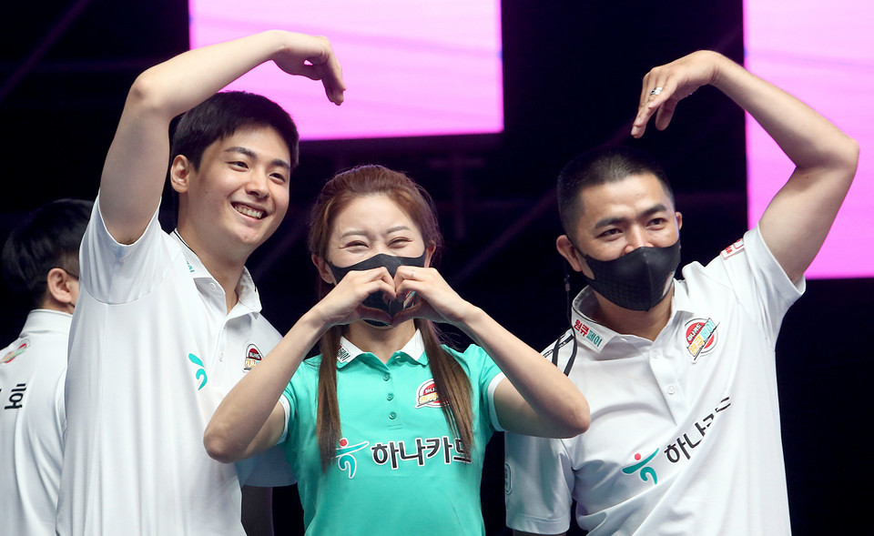 왼쪽부터 하나카드 신정주-김가영-응우옌, PBA