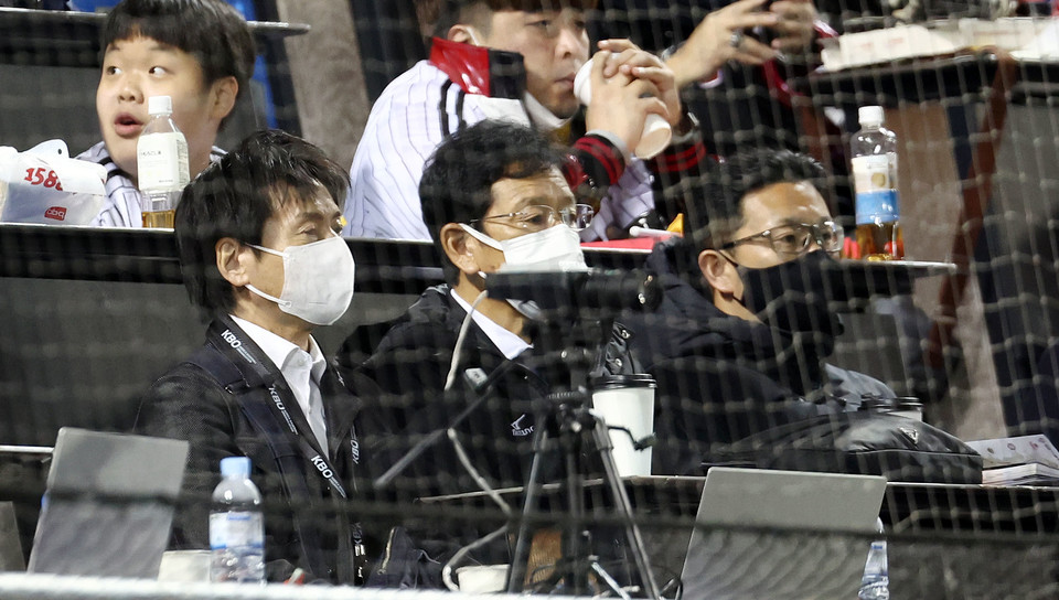 2023 월드베이스볼클래식(WBC) 일본 야구대표팀 구리야마 히데키 감독(가운데)이 LG 트윈스와 키움 히어로즈의 프로야구 플레이오프 경기를 지켜보고 있다. (서울=연합뉴스)