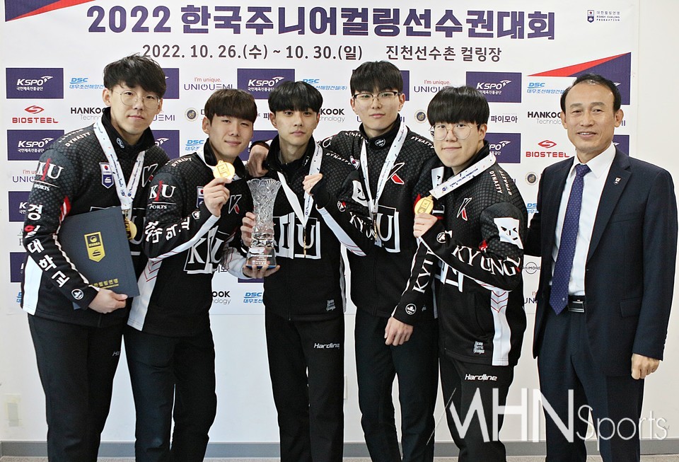 경일대 선수들이 대한컬링연맹 정귀섭 부회장과 기념촬영을 하고 있다.(MHN스포츠 진천, 권혁재 기자)