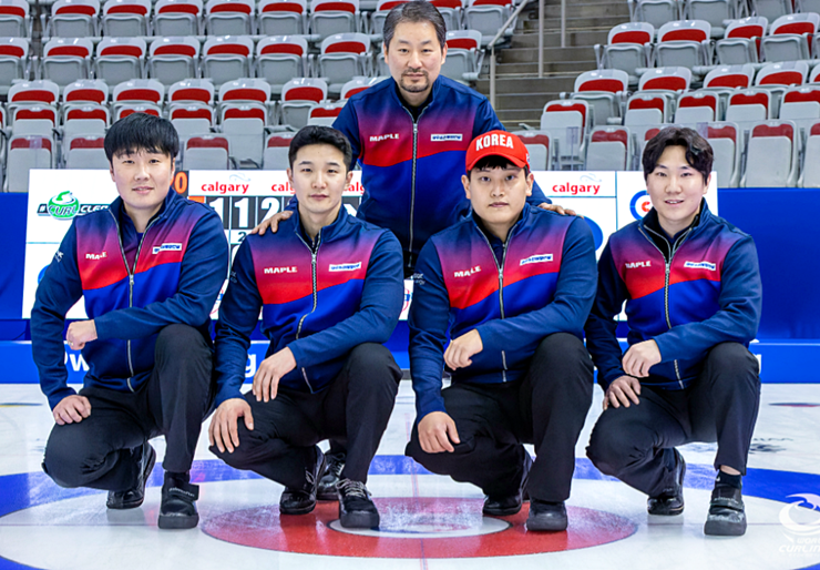 김태환 김민우 이정재 정병진한국 남자 4인조 컬링대표팀(서울시청)이 일본에 대역전승을 거두고 제1회 2022 범대륙(PCCC) 컬링 선수권대회 우승을 향한 힘찬 출발을 했다. 뒷줄 양재봉 감독, 앞줄 왼쪽부터 김태환, 김민우,  이정재, 정병진 선수.  (사진= WCF 제공)