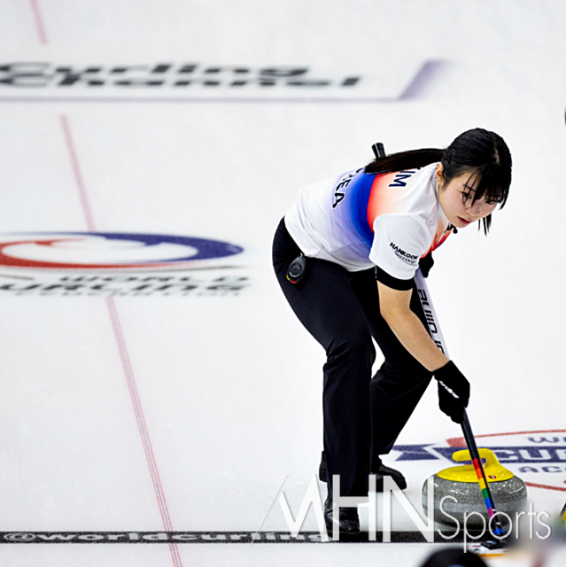 한국 여자대표팀 춘천시청 서드 김혜린이 스위핑을 하고 있다. (사진= WCF 제공)