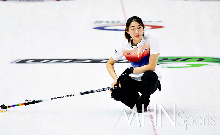 한국 여자대표팀 춘천시청 세컨드 양태이가 드로우를 한후 스톤을 바라보고 있다. (사진= WCF 제공)