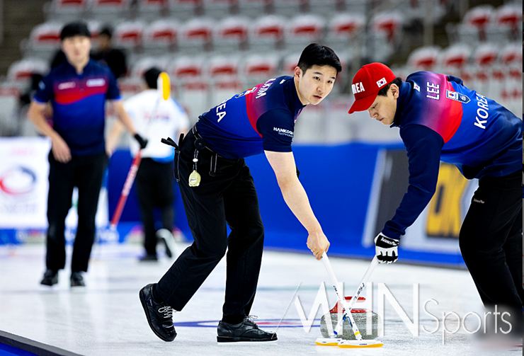 한국 남자대표팀 서울시청 김민우, 이정재(왼쪽부터)가 스위핑을 하고 있다. (사진= WCF 제공)