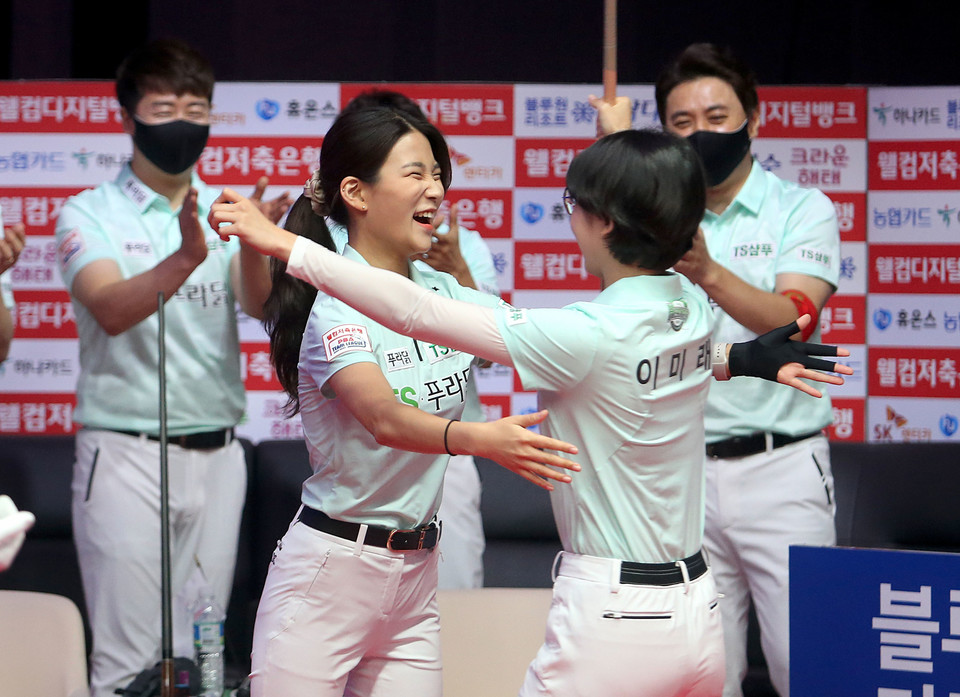 TS샴푸∙푸라닭 용현지(좌)-이미래가 세트를 따낸 뒤 기뻐하고 있다, PBA