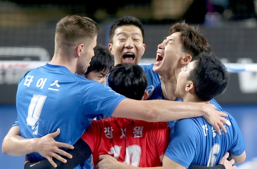 한국전력 선수들이 현대캐피탈에게 풀세트 끝에 승리하고 환호하고 있다. [한국전력 배구단 제공]