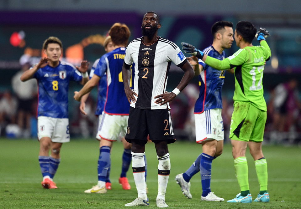 23일 열린 2022 국제축구연맹 카타르 월드컵 E조 1차전 일본과의 경기에서 패한 뒤 허탈에 하는 독일 수비수 안토니오 뤼디거(가운데). 이변을 연출하고 기뻐하는 일본 선수들의 모습과 대조적이다. 사진=로이터/연합뉴스