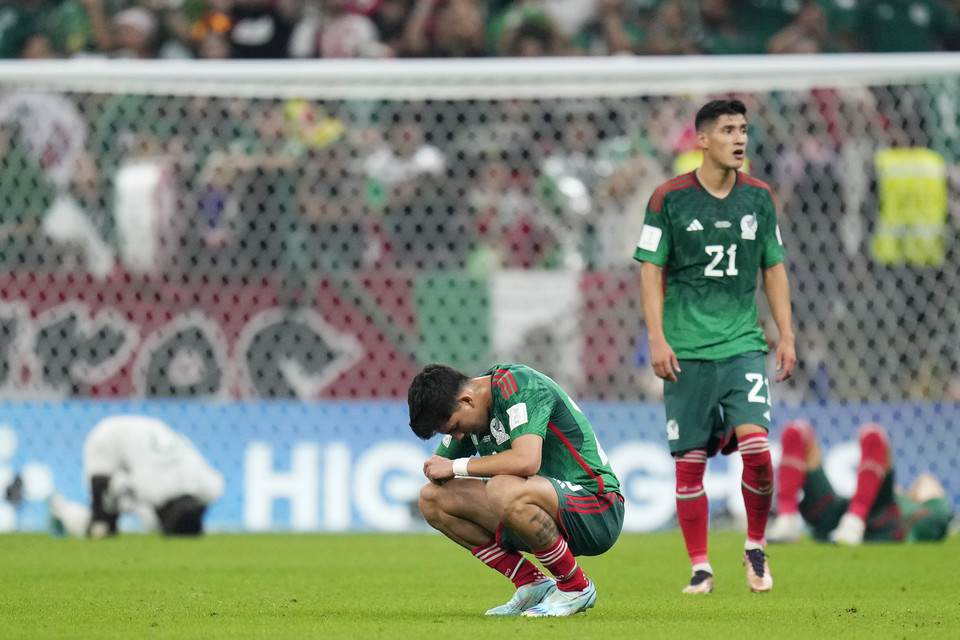 1일 열린 2022 카타르 월드컵 C조 3차전에서 사우디아라비아를 꺾고도 16강 진출이 무산된 멕시코 사진=AP/연합뉴스
