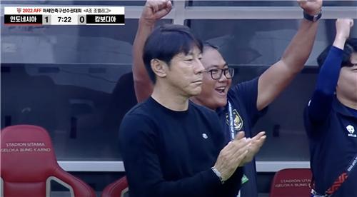 인도네시아 신태용 감독이 캄보디아와의 경기에서 선제골에 성공하자 박수를 치고 있다. [SBS스포츠 중계 영상 캡처]