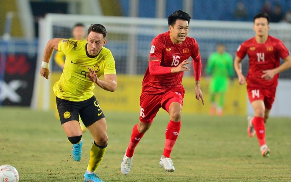 2022 아세안축구연맹(AFF) 미쓰비시일렉트릭컵(미쓰비시컵)에서 베트남과 말레이시아 선수들이 볼을 다투고 있다. [말레이시아축구협회 트위터 캡처]