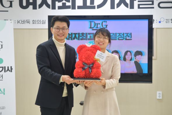 닥터지 이주호 대표(좌)-최정 9단이 특별 제작된 꽃인형을 들고있다, 한국기원