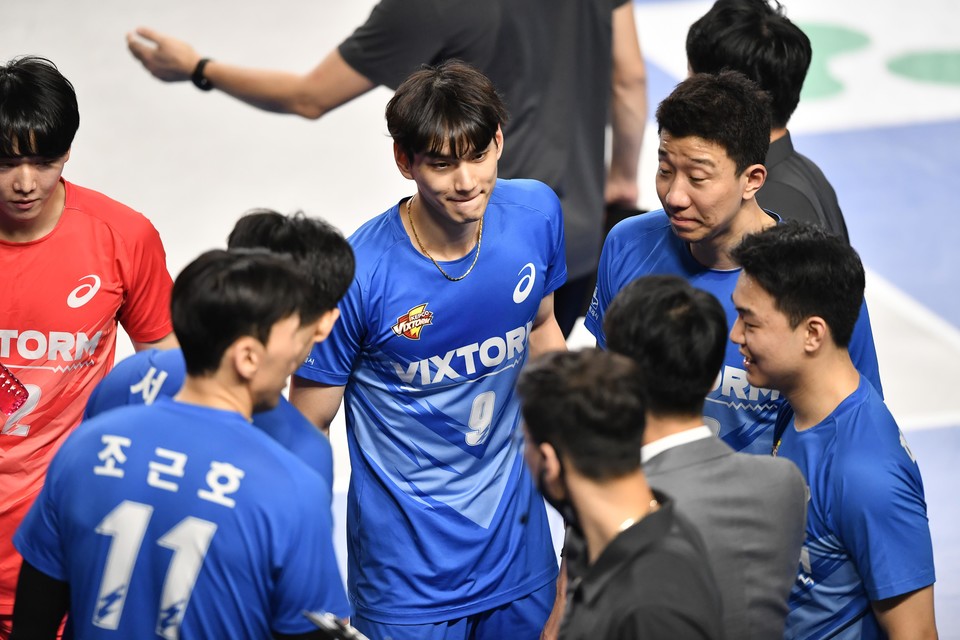 남자배구 한국전력 임성진(가운데)이 시즌 최다 득점인 18득점을 올리며 승리를 이끌었다. [한국배구연맹 KOVO 제공]